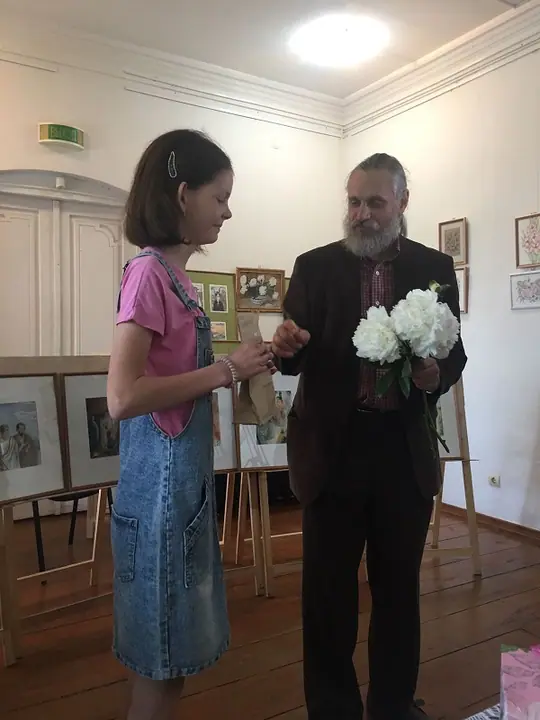 Кузиной Оле вручили экслибрис, изготовленный по ее эскизу