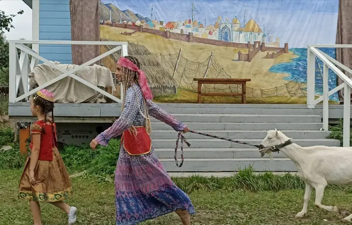 Ученики подготовили декорации к спектаклю — фото 4