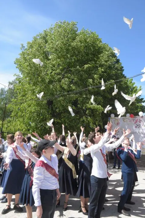 Награждение Студии Главой Козельской Епархии на празднике Последнего Звонка в Православной гимназии Козельска — фото 4
