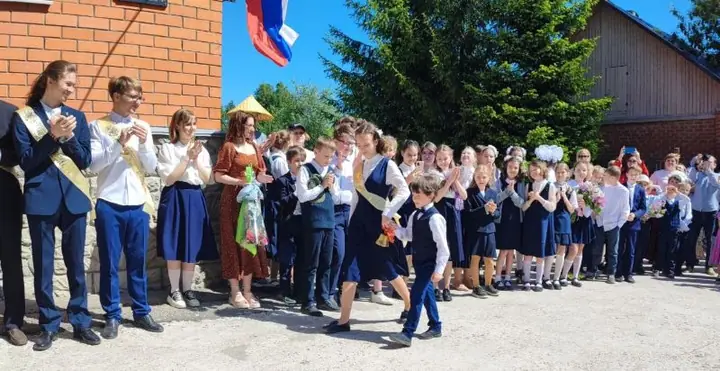 Награждение Студии Главой Козельской Епархии на празднике Последнего Звонка в Православной гимназии Козельска — фото 5