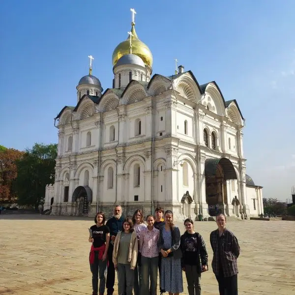 23 апреля учащиеся 2 класса посетили Кремль в Москве, а 4 и 5 классы — Третьяковскую галерею — фото 1
