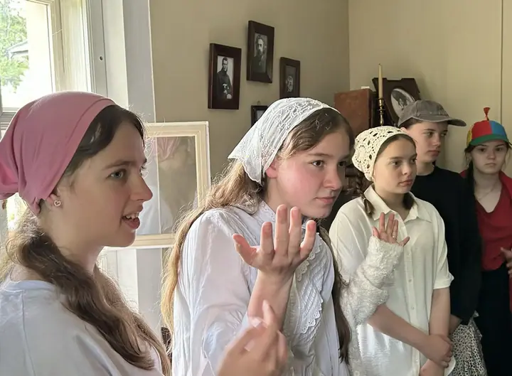 Экскурсия по обители и в келью преподобного Амвросия Оптинского на пленэре — фото 13